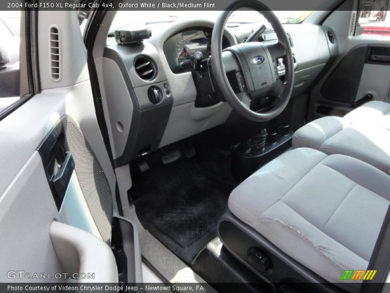 Oxford White / Black/Medium Flint 2004 Ford F150 XL Regular Cab 4x4