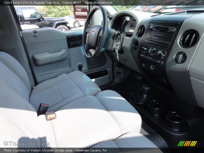 Oxford White / Black/Medium Flint 2004 Ford F150 XL Regular Cab 4x4