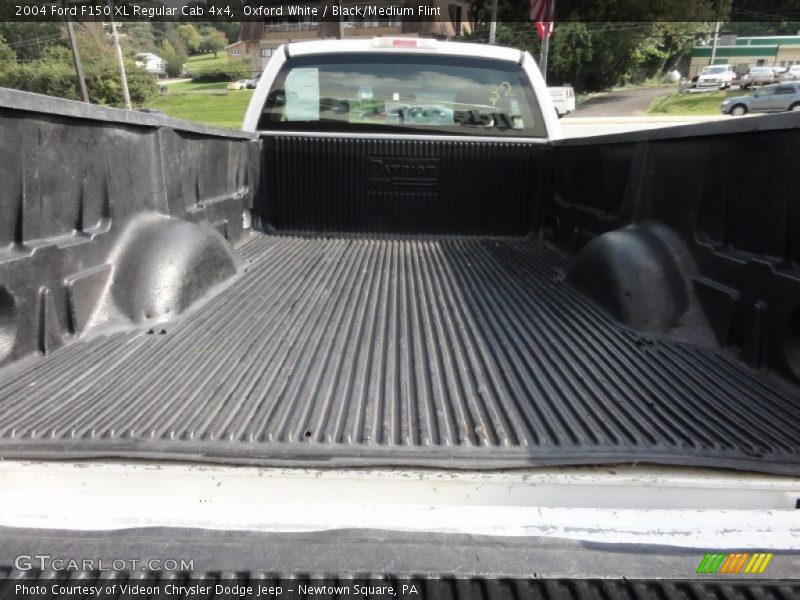 Oxford White / Black/Medium Flint 2004 Ford F150 XL Regular Cab 4x4