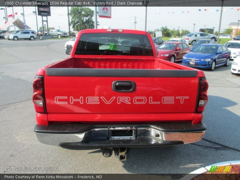 Victory Red / Dark Charcoal 2005 Chevrolet Silverado 1500 Regular Cab 4x4