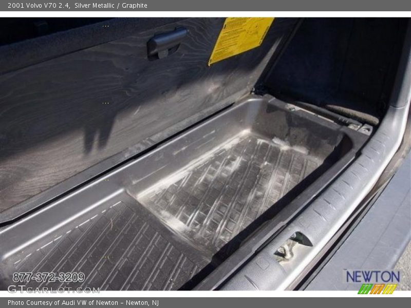 Silver Metallic / Graphite 2001 Volvo V70 2.4