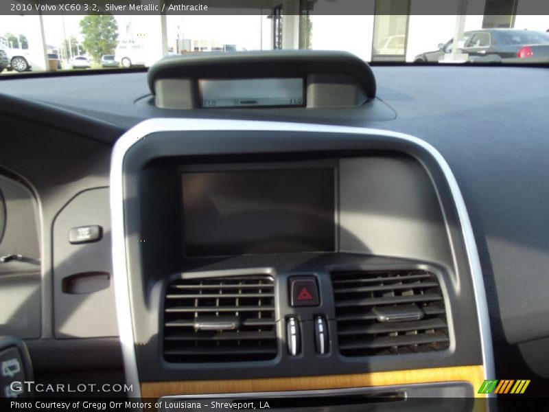 Silver Metallic / Anthracite 2010 Volvo XC60 3.2