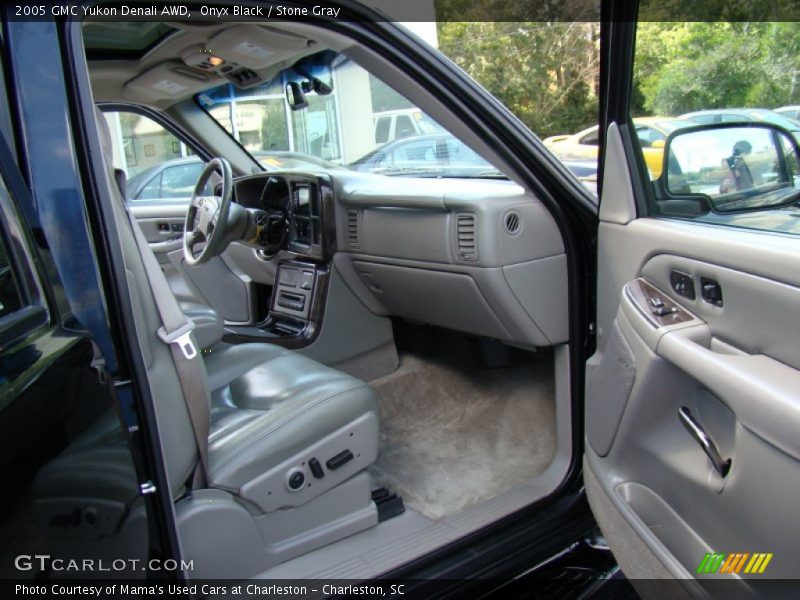 Onyx Black / Stone Gray 2005 GMC Yukon Denali AWD