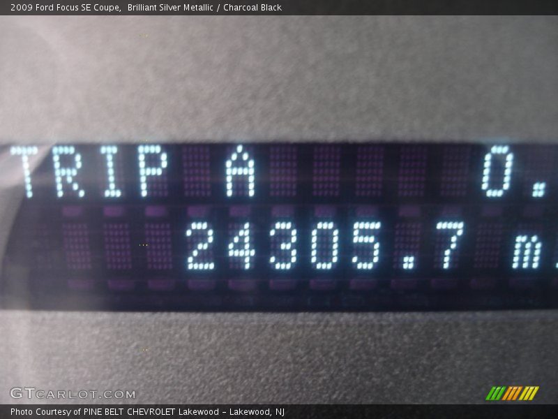 Brilliant Silver Metallic / Charcoal Black 2009 Ford Focus SE Coupe