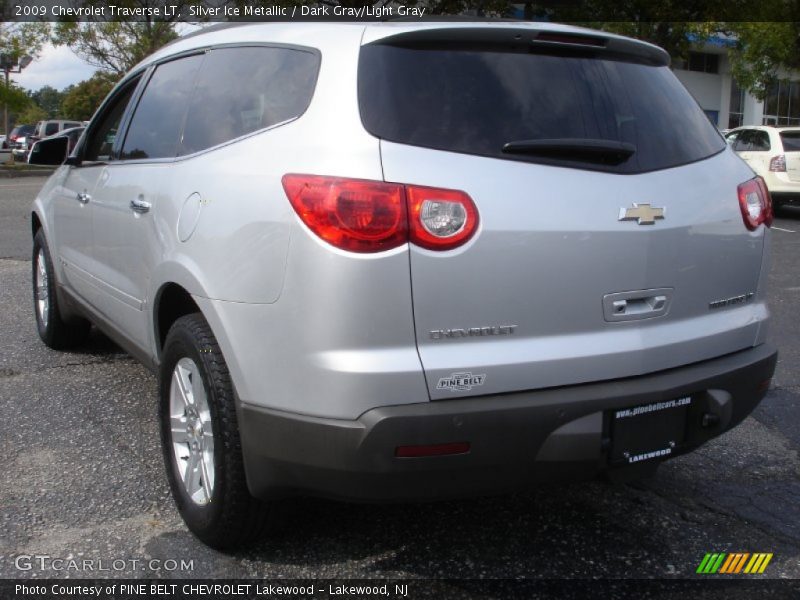 Silver Ice Metallic / Dark Gray/Light Gray 2009 Chevrolet Traverse LT