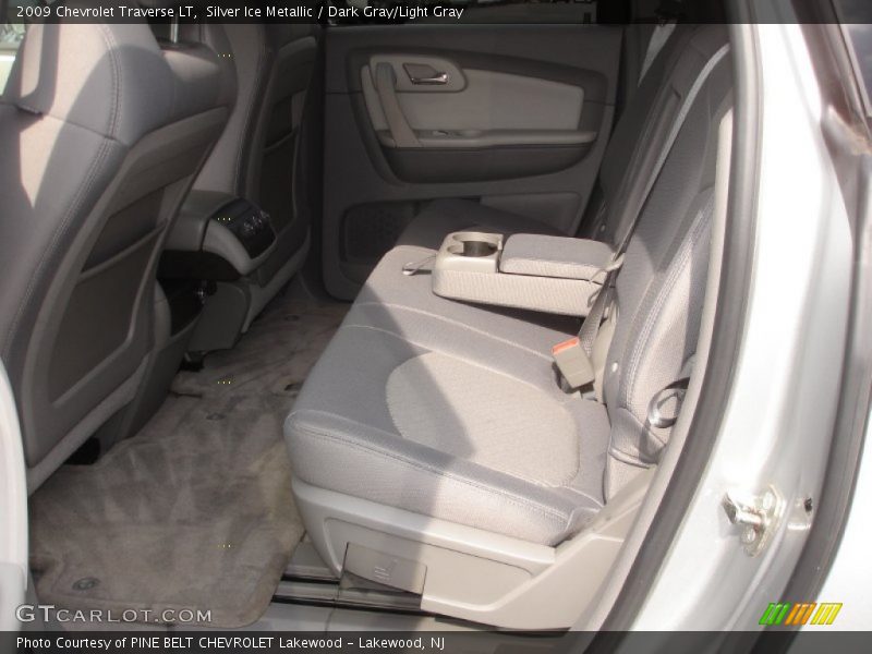 Silver Ice Metallic / Dark Gray/Light Gray 2009 Chevrolet Traverse LT