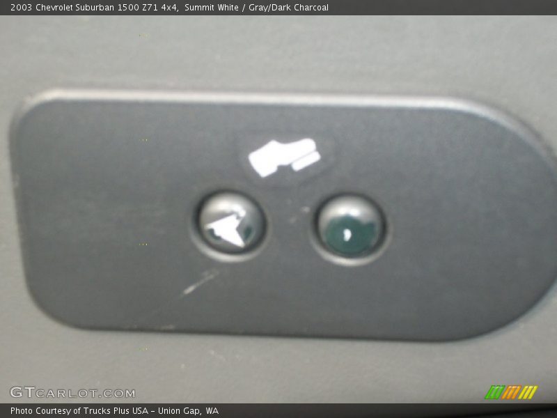 Summit White / Gray/Dark Charcoal 2003 Chevrolet Suburban 1500 Z71 4x4