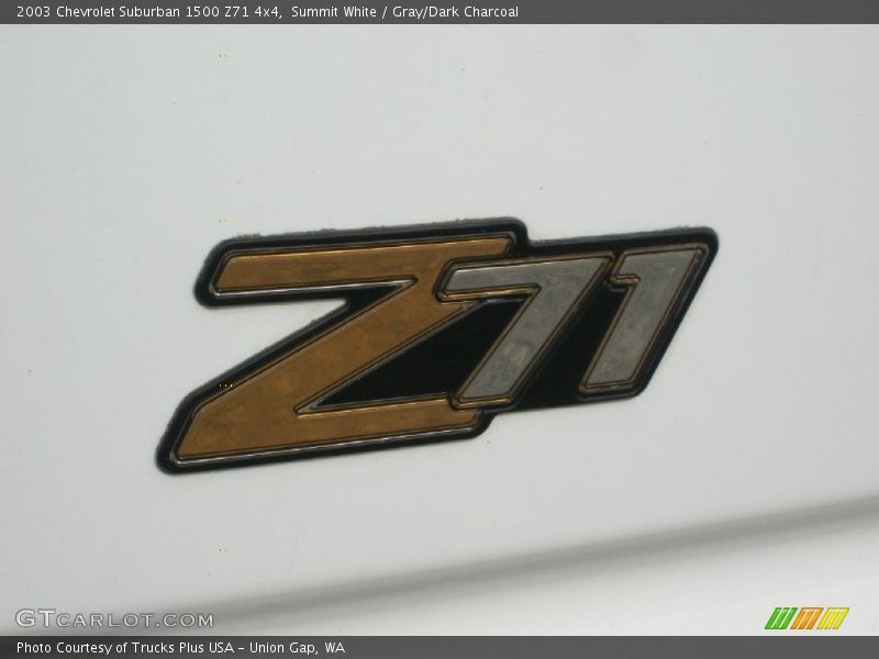 Summit White / Gray/Dark Charcoal 2003 Chevrolet Suburban 1500 Z71 4x4