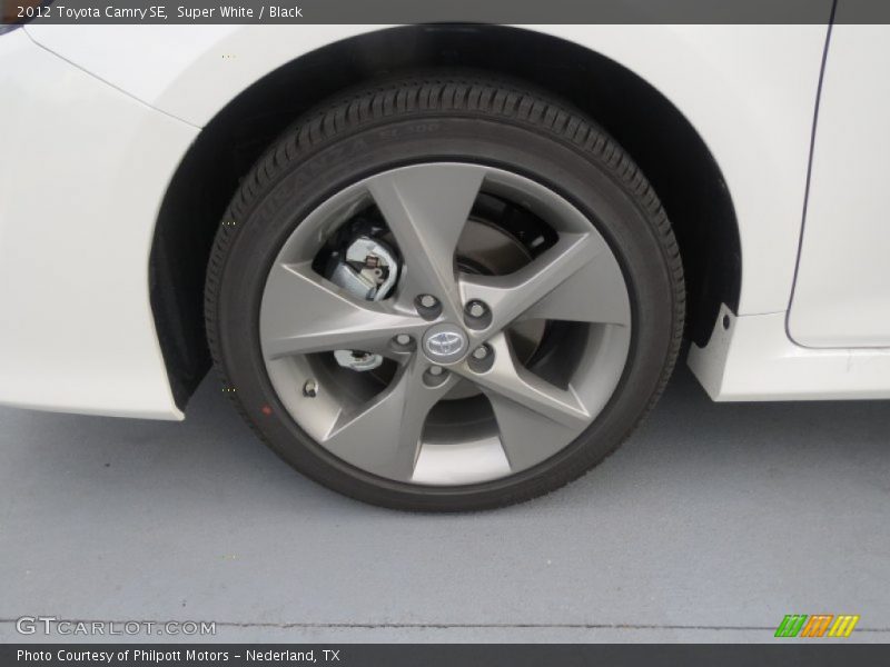 Super White / Black 2012 Toyota Camry SE