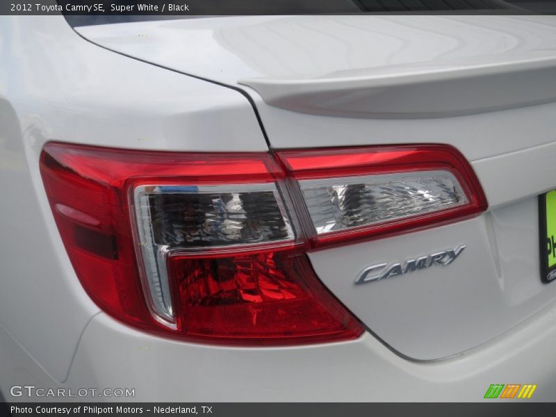 Super White / Black 2012 Toyota Camry SE