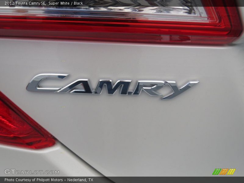 Super White / Black 2012 Toyota Camry SE
