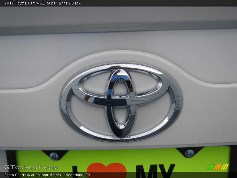 Super White / Black 2012 Toyota Camry SE