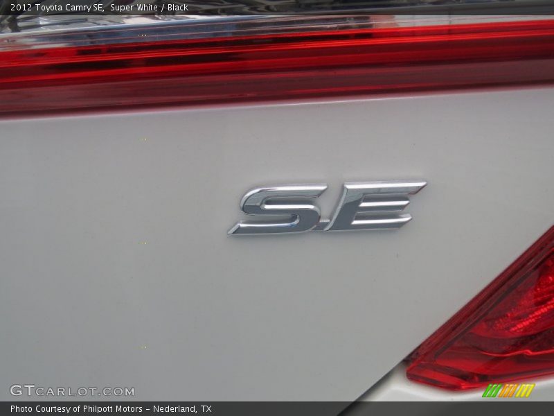 Super White / Black 2012 Toyota Camry SE
