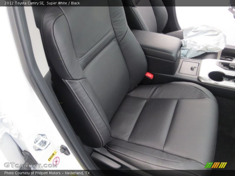 Super White / Black 2012 Toyota Camry SE