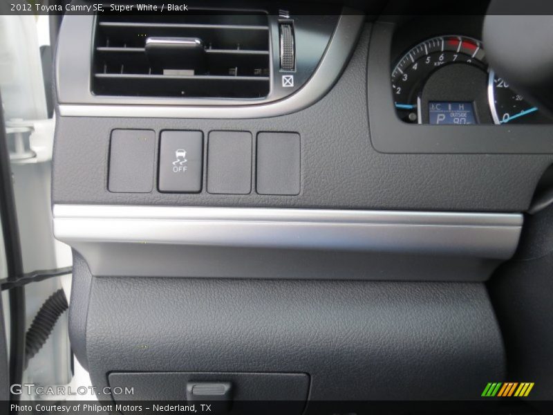 Super White / Black 2012 Toyota Camry SE
