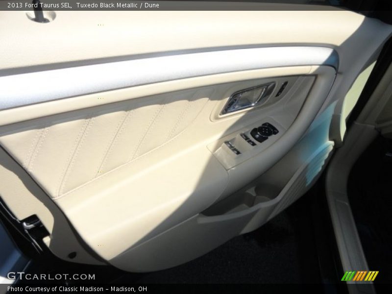 Tuxedo Black Metallic / Dune 2013 Ford Taurus SEL