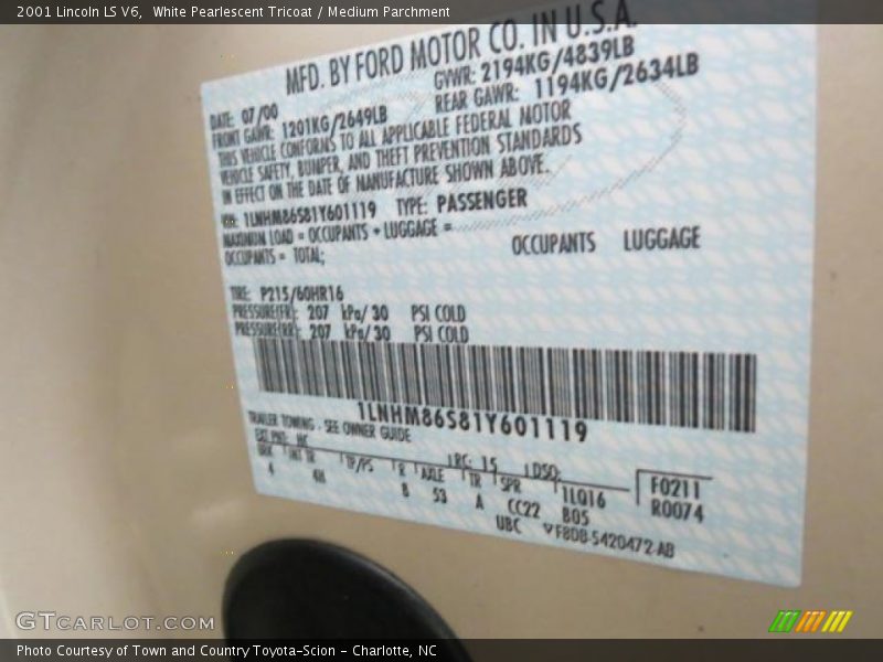 White Pearlescent Tricoat / Medium Parchment 2001 Lincoln LS V6