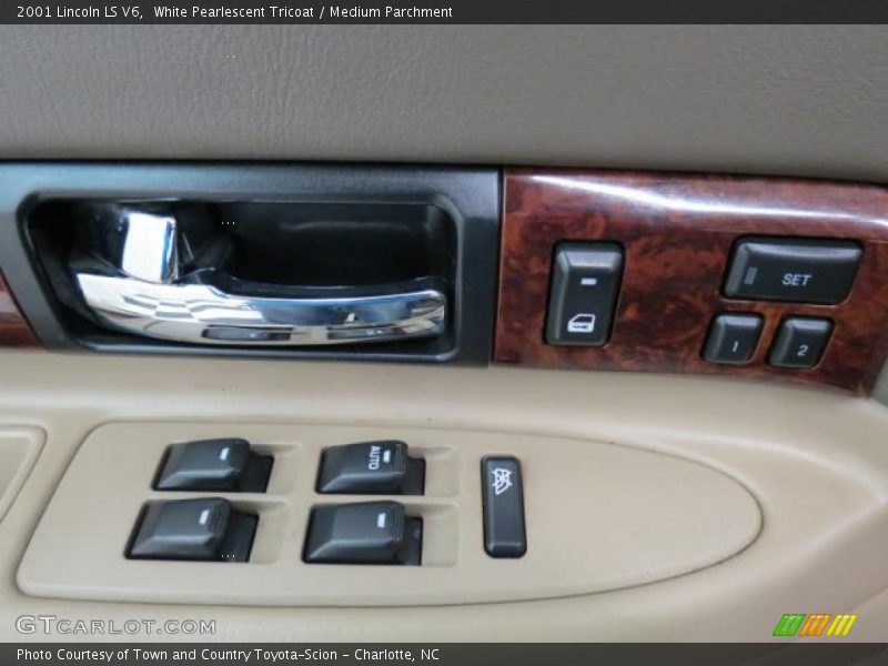White Pearlescent Tricoat / Medium Parchment 2001 Lincoln LS V6