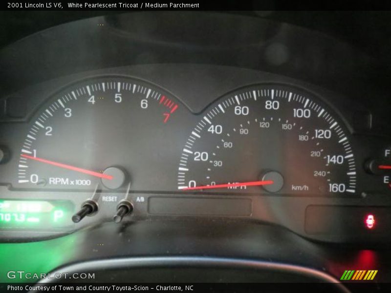 White Pearlescent Tricoat / Medium Parchment 2001 Lincoln LS V6