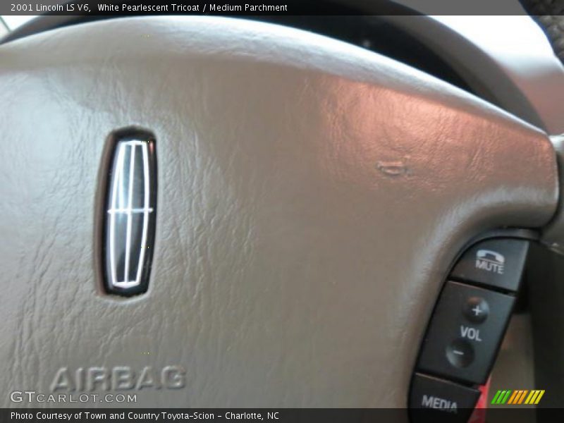 White Pearlescent Tricoat / Medium Parchment 2001 Lincoln LS V6