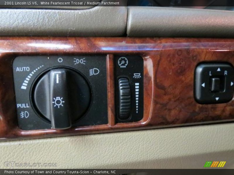 White Pearlescent Tricoat / Medium Parchment 2001 Lincoln LS V6