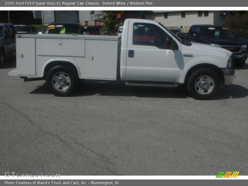 Oxford White / Medium Flint 2005 Ford F350 Super Duty XL Regular Cab Chassis
