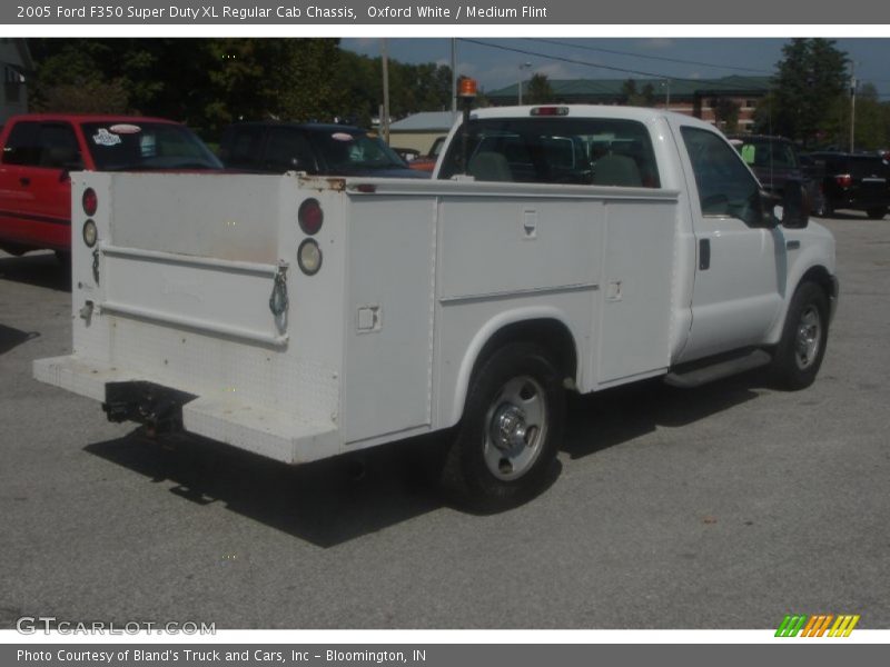 Oxford White / Medium Flint 2005 Ford F350 Super Duty XL Regular Cab Chassis