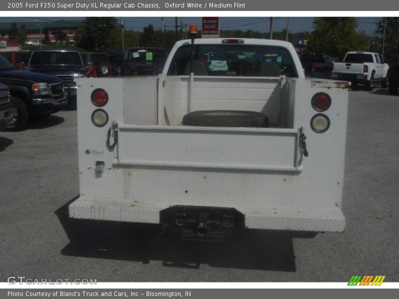 Oxford White / Medium Flint 2005 Ford F350 Super Duty XL Regular Cab Chassis
