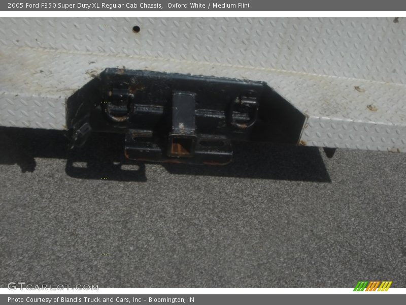 Oxford White / Medium Flint 2005 Ford F350 Super Duty XL Regular Cab Chassis
