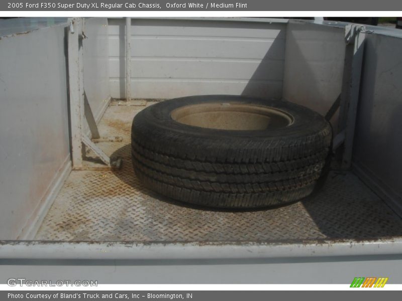 Oxford White / Medium Flint 2005 Ford F350 Super Duty XL Regular Cab Chassis
