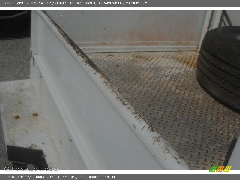 Oxford White / Medium Flint 2005 Ford F350 Super Duty XL Regular Cab Chassis