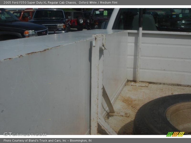Oxford White / Medium Flint 2005 Ford F350 Super Duty XL Regular Cab Chassis