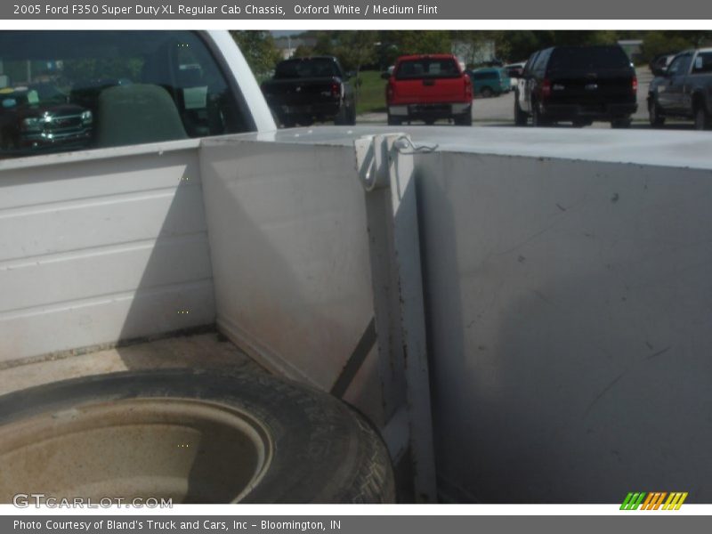 Oxford White / Medium Flint 2005 Ford F350 Super Duty XL Regular Cab Chassis