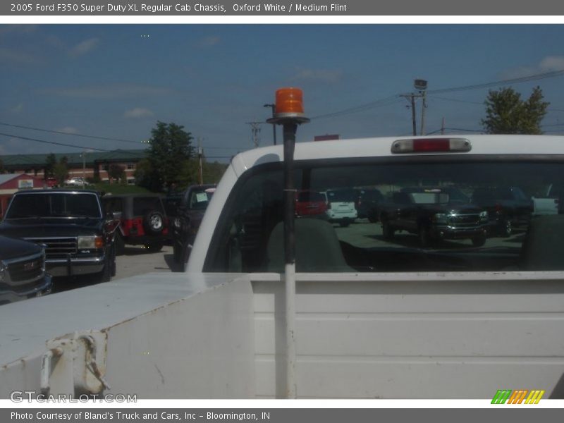 Oxford White / Medium Flint 2005 Ford F350 Super Duty XL Regular Cab Chassis