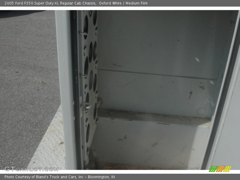 Oxford White / Medium Flint 2005 Ford F350 Super Duty XL Regular Cab Chassis