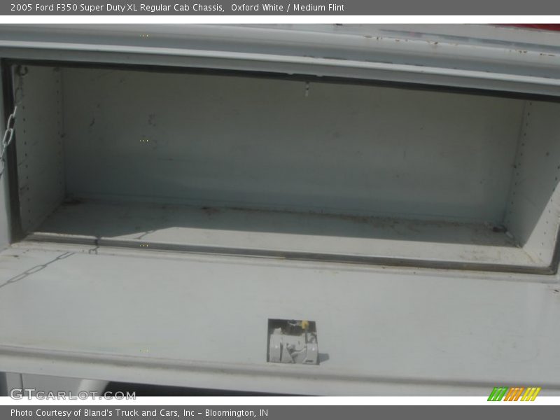 Oxford White / Medium Flint 2005 Ford F350 Super Duty XL Regular Cab Chassis