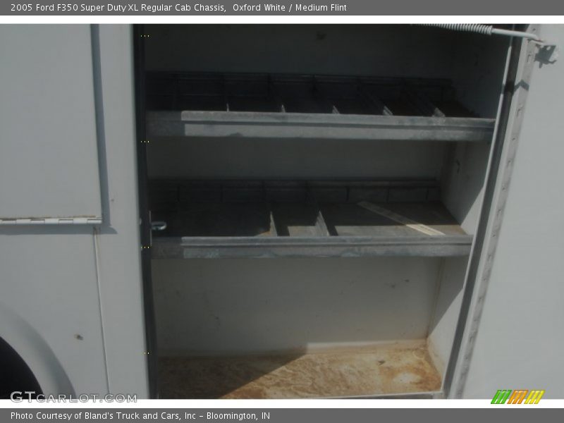 Oxford White / Medium Flint 2005 Ford F350 Super Duty XL Regular Cab Chassis