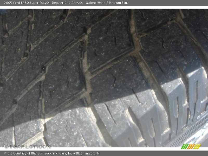 Oxford White / Medium Flint 2005 Ford F350 Super Duty XL Regular Cab Chassis