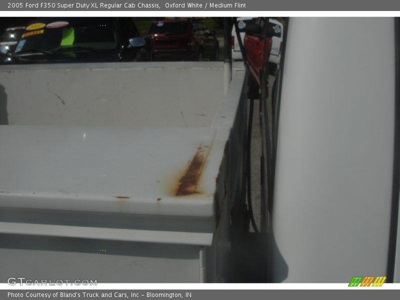 Oxford White / Medium Flint 2005 Ford F350 Super Duty XL Regular Cab Chassis