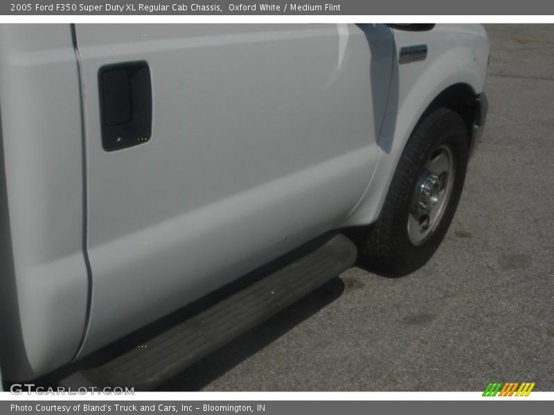 Oxford White / Medium Flint 2005 Ford F350 Super Duty XL Regular Cab Chassis