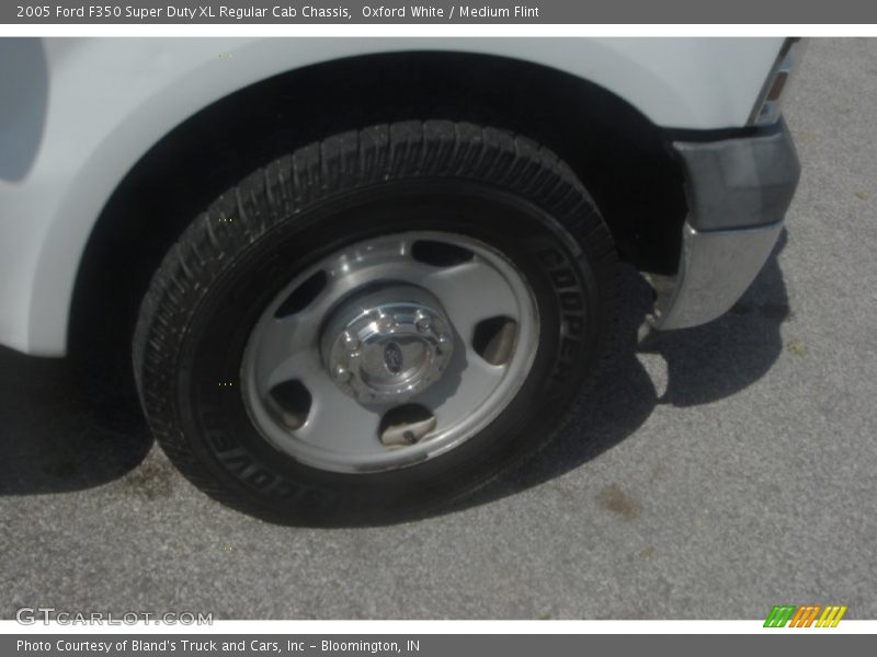Oxford White / Medium Flint 2005 Ford F350 Super Duty XL Regular Cab Chassis