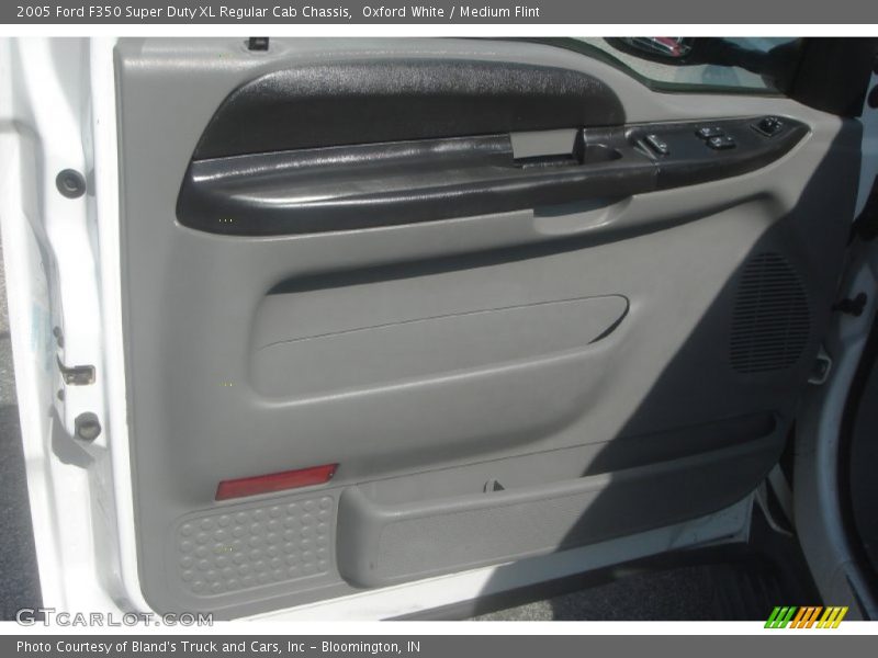 Oxford White / Medium Flint 2005 Ford F350 Super Duty XL Regular Cab Chassis