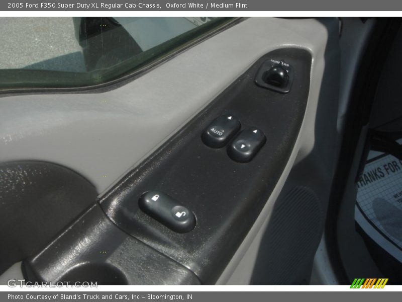 Oxford White / Medium Flint 2005 Ford F350 Super Duty XL Regular Cab Chassis