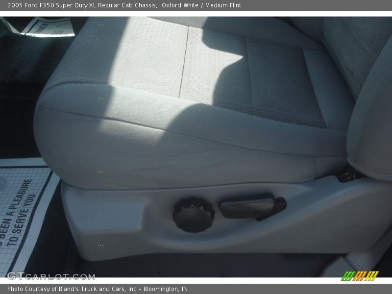 Oxford White / Medium Flint 2005 Ford F350 Super Duty XL Regular Cab Chassis