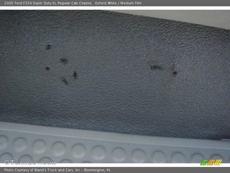 Oxford White / Medium Flint 2005 Ford F350 Super Duty XL Regular Cab Chassis