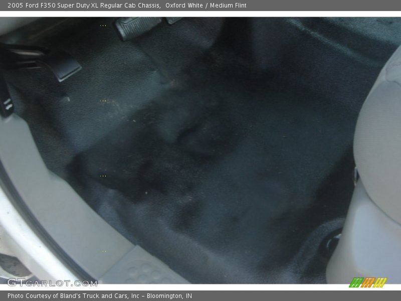 Oxford White / Medium Flint 2005 Ford F350 Super Duty XL Regular Cab Chassis