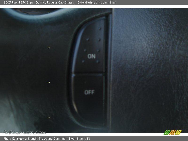 Oxford White / Medium Flint 2005 Ford F350 Super Duty XL Regular Cab Chassis