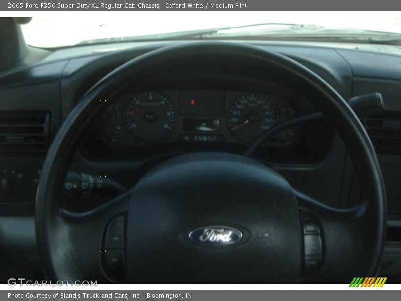 Oxford White / Medium Flint 2005 Ford F350 Super Duty XL Regular Cab Chassis