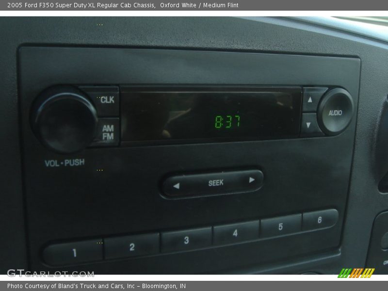 Oxford White / Medium Flint 2005 Ford F350 Super Duty XL Regular Cab Chassis