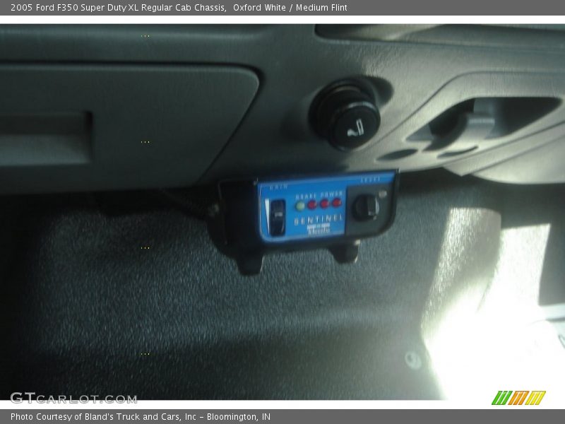 Oxford White / Medium Flint 2005 Ford F350 Super Duty XL Regular Cab Chassis